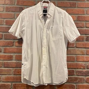 Men’s white shirt sleeves button down